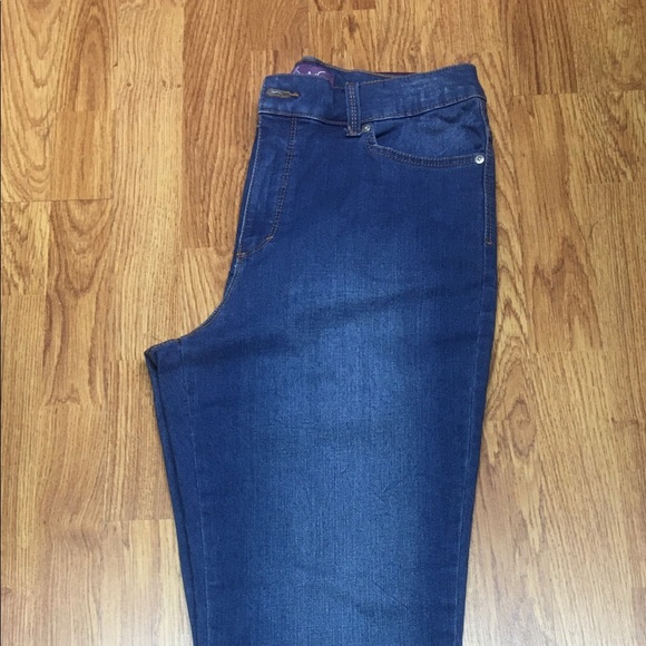 Gloria Vanderbilt Jeans - Picture 2 of 3